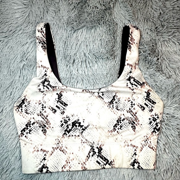 Fabletics SET: Sports Bra + Leggings with FREE Shirt - Picture 4 of 13